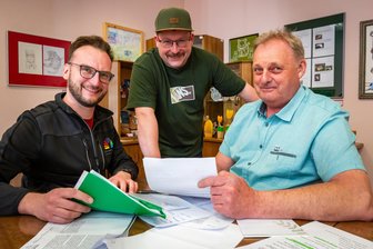 400 Jahre Rothenthal: Ort im Erzgebirge feiert großes Jubiläum - Drei der Organisatoren: Kevin Pönig, Vincent Zänker und Rüdiger Ulbricht (von links).