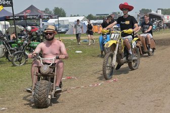 400 Leute stören Feuerwehr bei Zwickauer Simson-Treffen: Brachte Freibier die Beruhigung? - Der Spaß stand tagsüber im Vordergrund beim Simson-Treffen am Wochenende auf dem Flugplatzgelände. Nachts aber musste die Feuerwehr kommen.