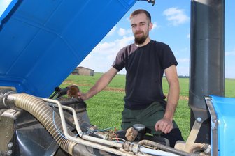 400 PS im Job, Oldtimer im Herzen: Langenbernsdorfer bringt DDR-Technik zurück auf die Straße - Hier kann Kevin Schenk noch selbst Hand anlegen. Das schätzt er an seinem Oldtimer besonders.