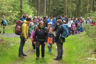 400 Wanderer streifen durchs Zwoater Land: Ein Erzgebirger offenbart besondere Vogtland-Liebe - Besonders gefragt mit 175 Teilnehmern war die geführte Familienwanderung über sechs Kilometer mit Antje Sünderhauf (vorn Mitte).
