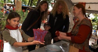 4000 Besucher pilgern zu Mylauer Burgfest - 
              <p class="artikelinhalt">Chris Wardezki (rechts) aus Plauen war mit Ihrer mobilen Filzwerkstatt auf der Burg Mylau. Jenny Brückner, Daniel und Jonas Hildesheim aus Reichenbach lassen sich von ihr die Filzverarbeitung erklären. Anna Schottstedt aus Crimmitschau (links) hat schon eine eigene Filzgeldbörse hergestellt. </p>
            