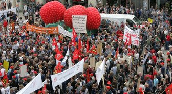 4000 demonstrieren für Arbeit -
<p class="artikelinhalt">Die Gewerkschafter waren selbst überrascht vom Echo auf ihren Aufruf: Dicht an dicht standen am Dienstagnachmittag die Demonstranten auf dem Plauener Altmarkt. Die Angst vor einer massiven Deindustrialisierung im ganzen Vogtland hatte sie hierher getrieben. </p>