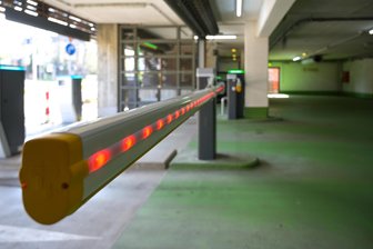 4000 Euro Schaden im Parkhaus: Verliert Rentner nach 59 unfallfreien Jahren den Führerschein? - In einem Chemnitzer Parkhaus verursachte ein Rentner erheblichen Schaden.