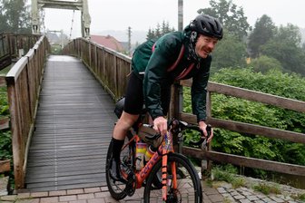 4000 Kilometer auf dem Rad zum Nordkap führen über Rochlitz - Alan Rat ist beim Radmarathon „North Cape 4000“ vorn dabei, hier am Rochlitzer Schaukelsteg.