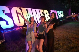 4000 Party-Fans feiern Sommer am See in Schneeberg - Vivian Härtwig, Madeline Härtwig und Lea Scholz (v. l.) haben bei Sommer am See gefeiert.