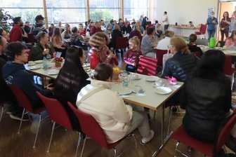 41 Ukrainer in Werdau eingetroffen - Im Gemeindezentrum in Werdau fand für die ersten Flüchtlinge aus der Ukraine eine Willkommensveranstaltung statt. 