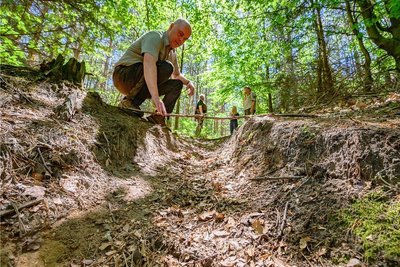 Marcus Biernath zeigt eine ausgefahrene Spurrinne in der Dresdener Heide. Mountainbiker haben in dem Waldgebiet etliche Trails und Schanzen gebaut - zum Leidwesen der Förster. 
