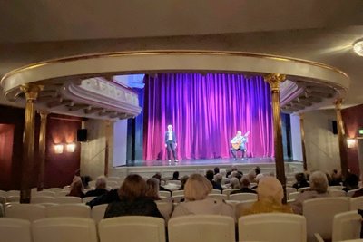 Jaron Rittmeister, Gitarrenschüler von Martina Bunk, begeisterte die Zuhörer bei der Konzerteinführung im Theater Freiberg - auf dem Bild mit Orchestermanagerin Hanne Tautorus. Foto: Heike Hubricht