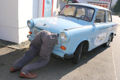 Der Kfz-Techniker hat zu tun, damit der Trabi wieder läuft.