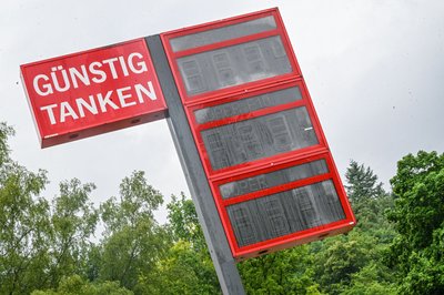 Der Tankrabatt kam zu großen Teilen bei den Verbrauchern an, sagt die Monopolkommission. (Archivbild)