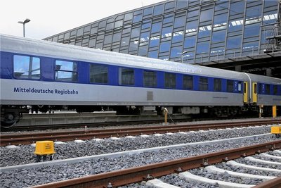 Ein Regionalexpress der Mitteldeutschen Regiobahn verlässt den Chemnitzer Hauptbahnhof. 