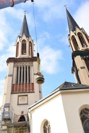 Eine von sechs Glocken wird in den Turm der Oelsnitzer St. Jakobikirche gehoben. Vier davon wurden neu gegossen.