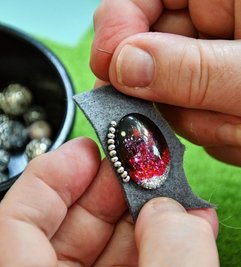 Perlen fassen den Schmuck ein.