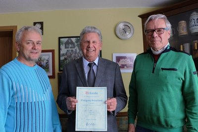 Lothar Müller, Wolfgang Schultheiß mit seiner Urkunde für 65 Jahre im Männergesangsverein und Hans Jüchser (von links) vom Männergesangsverein Ranspach.