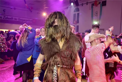 Auch Steinzeitmenschen gab es einige beim Faschingsball. Viel gesehen hat er wahrscheinlich nicht.