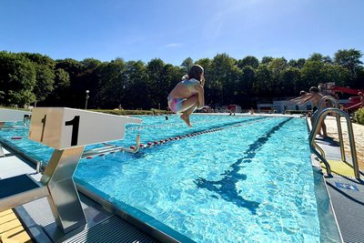 Kleine Wasserratte ganz groß. Mika hat im Treuener Freibad jede Menge Spaß.