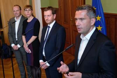 Wolfram Günther (v.l.n.r.) und Katja Meier, Spitzenkandidaten von Bündnis 90/Die Grünen zur sächsischen Landtagswahl, Ministerpräsident Michael Kretschmer (CDU) und Martin Dulig, Vorsitzender der SPD Sachsen.