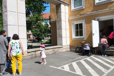Eine kleine Menschenmenge bildete sich am Mittwoch vor dem Hintereingang des Ladens. Manche warteten vergebens auf die Öffnung des Geschäfts.