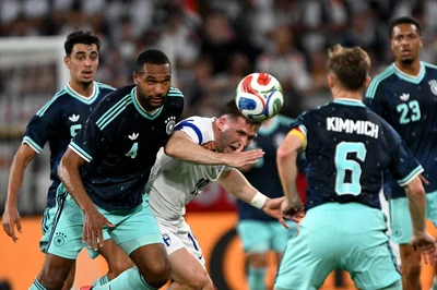 "Wir Jungen sind hungrig." Auch Aleksandar Pavlovic (l) und Felix Nmecha (r) symbolisieren den Umbruch im DFB-Team. Vorne die erfahrenen Jonathan Tah (l) und Kapitän Joshua Kimmich (r) im Einsatz gegen Finnland. (Archivbild)