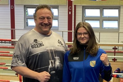 Nele Schlosser – hier mit Olaf Leib, Präsident des Boxverbandes Sachsen – überzeugte bei der Deutschen Meisterschaft.