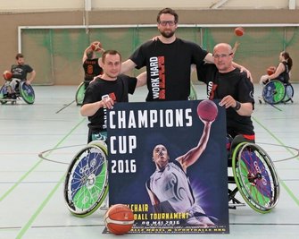 Vytautas Skucas, Trainer Marco Förster und Rostislav Pohlmann (v. l.) präsentieren das Plakat für den Champions-Cup 2016.