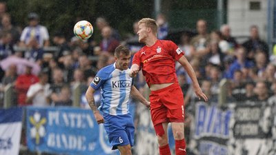 Gerrit Wegkamp (r.), der sich hier beim Kopfballduell gegen Marco Komenda durchsetzt, erzielte das erste Saisontor für den FSV Zwickau.