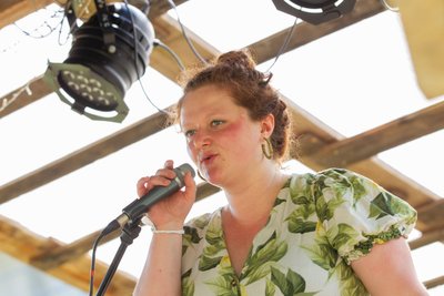 Esther Müller aus Plauen war die erste Künstlerin, die auf der Bühne stand.