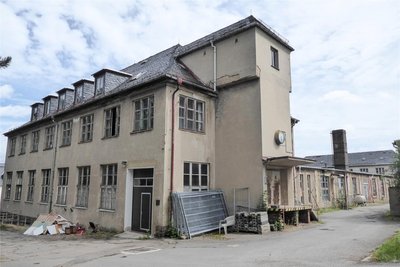Einst Maschinenfabrik Cerny, ab 1951 Teil des VEB Schleifmaschinenwerk Chemnitz, heute eine Industriebrache, die der Ort loswerden will.