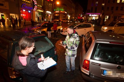 Zu einem Flashmob als Parodie auf "Knöllchen-Felix" haben sich am Mittwochabend auf dem Klostermarkt junge Vogtländer getroffen.
