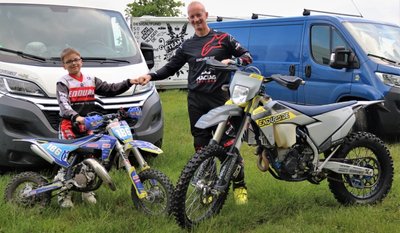 Nachwuchsfahrer Max Richter (l.) ist mit Begeisterung beim Kindertraining des MC Flöha dabei. Das Talent aus Erlau versucht dabei, die Tipps von Enduro-Legende Marko Barthel (r.) so gut wie möglich zu beherzigen. Die Strecke hat von nun an immer donnerstags geöffnet. 