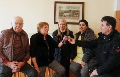 Regina Neuhaus und ihr Mann Christian (links) übergeben die Schlüssel an die neuen Besitzer Mehmet und Factice Yanalak. Anja Stettin, Immobilienberaterin der Sparkasse Zwickau, hat den Verkauf vermittelt.