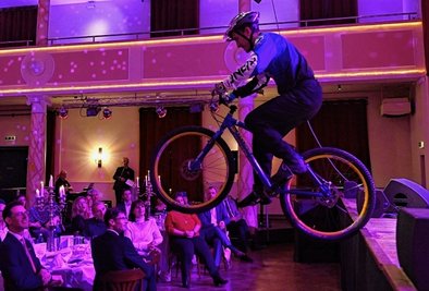 Fahrrad-Trialer Marco Härtel aus Flöha trat mit seinem fünfjährigen Sohn Moritz auf und wagte einen Sprung von der Bühne bis vor die Tische.