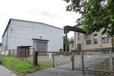 Eine ehemalige Werkshalle (links) an der Carl-Kirchhof-Straße könnte dem Abriss entgehen. Sie ist später als die übrigen Gebäude errichtet worden und intakt.