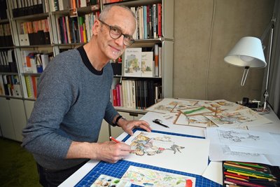 Grafik- und Produktdesigner Ralf Brenner kreiert die Plakate und Werbebilder für das Mundarttheater Gehringswalde.