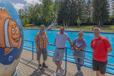 Bademeister Tristan Gühl und die Mitglieder der Wasserfreunde Reumtengrün Martina Anders, Michael Stier und Michael Fritzsch (v. r.).