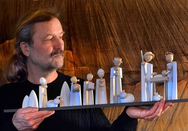 Andreas Fleischer erhielt 2015 für diese modernen Krippenfiguren, die er für Näumanns Galerie in Seiffen entwarf, einen Hauptpreis.