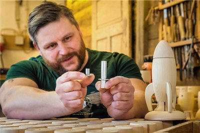 Markus Füchtner aus Seiffen zeigt Metallteile, die im Inneren der Rakete verbaut werden. Damit der einzigartige Mechanismus funktioniert, kommt Hightech zum Einsatz. 