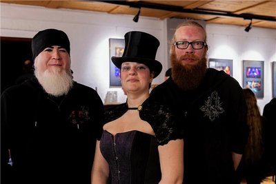 Zu den Gästen gehörten Sebastian Stehr, Madlen Weigel und Christian Brückner (v. l.). Madlen Weigel ist von Anfang an bei den Coppelius-Konzerten in der Alten Brauerei dabei und hatte sich kleidungstechnisch den Herren auf der Bühne angepasst. 