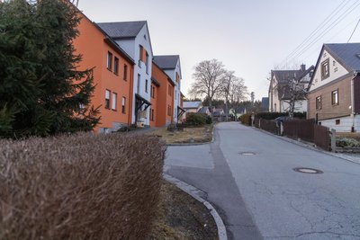 Die Waldstraße in Bärenstein: Dort waren Einbrecher vor etwa zwei Wochen auf Diebestour unterwegs.