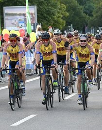Punkt 18 Uhr fuhren die Friedensfahrer am Sonntag auf der Brückenstraße über die Ziellinie.