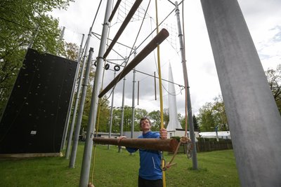 Im Bild Robby Speck, Mitarbeiter Solaris, an der Jacobsschaugel am Hochseilgarten am Kosmonauten Zentrum.