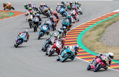 Romano Fenati (Italien, VNE Snipers Honda Team) führt hier noch das Fahrerfeld an. Am Ende siegte in der Moto3 Dalla Porta.