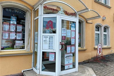 Die Tür und die Schaufenster der Georgenapotheke in Flöha gleichen vor dem bundesweiten Protesttag einer Wandzeitung. 
