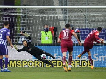            Regensburgs Sebastian Stolze (r) erzielt gegen Aues Torwart Martin Männel (2.v.l.) per Elfmeter das Tor zum 0:2.