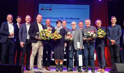 Acht Sportfreunde wurden beim Empfang in Freiberg am Dienstag ausgezeichnet: Sebastian May (BSC Freiberg, 4.v.l.), Jörg Lippert (VfB Leisnig), Mandy Klare (TSV Erlau), Frank Hartmann (FSV Clausnitz), Axel Weise (ESV Lok Döbeln), Ingolf Thoß (UHC Döbeln 06), Jens Schindler (SV Fortschritt Lunzenau) sowie Ex-KSB-Präsident Volker Dietzmann (v. l. n. r.) für seine Verdienste um die mittelsächsische Sportlandschaft. 