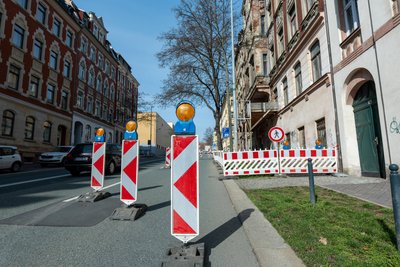 Eine Spur der Martin-Luther-Straße ist im Bereich Hausnummer 16 gesperrt.