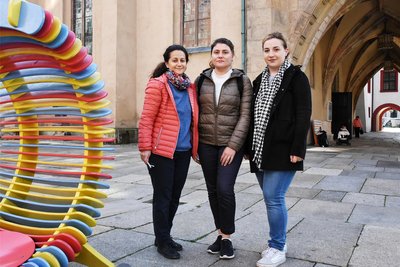 Kristina Gräf, Sona Grigoryan und Anzhela Grigoryan (von links) vor der Jakobikirche. Die Stadtmöblierung hat zufällig die Farben der armenischen Flagge.