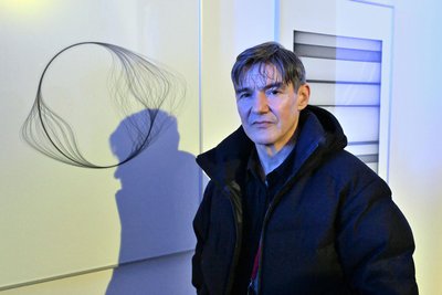 Olaf Bender in seiner Ausstellung in der Galerie Borssenanger. Die Grafiken halten Momente der Installation "Kontraste" fest. Foto: Matthias Zwarg