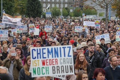 Als Reaktion auf die rechten Demonstrationen fand auf dem damaligen Parkplatz an der Johanniskirche die Kundgebung „Herz statt Hetze“ statt.