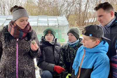 Julia Tröger (l.) zeigt die keimenden Kartoffeln für die geplante Aussaat im Schulgarten.